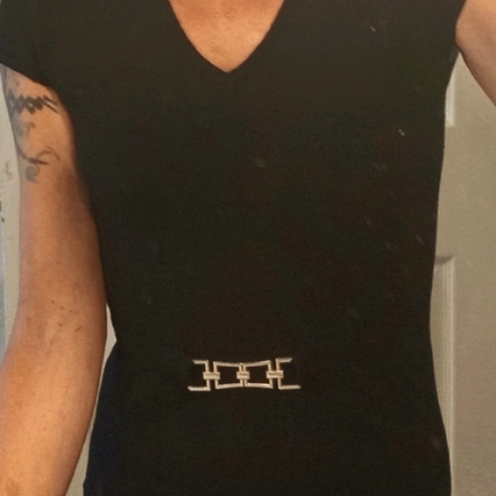 💫San-Francisco Adorable Women's Black V-Neck Top with Silver Accent - Picture 5 of 10